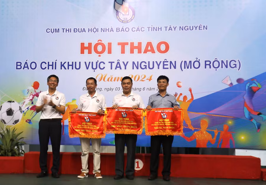 Ban tổ chức trao giải cho các đơn vị giành thứ hạng toàn đoàn cao nhất. Ảnh Văn Ngọc