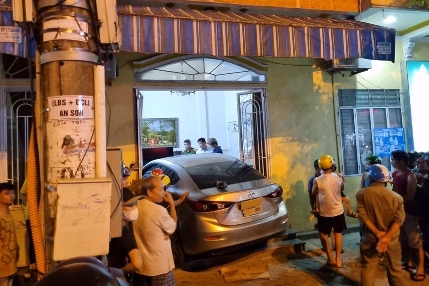 Ô tô bốn chỗ xuyên qua cửa chính, tông thẳng vào nhà dân. Ảnh: TN