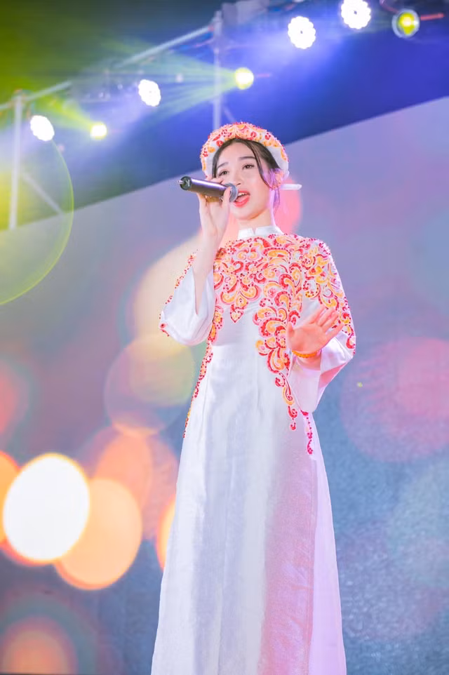Lê Khắc Anna nói ngành Y đa khoa vốn đã là đam mê của cô. Còn âm nhạc là truyền thống của gia đình nên cố gắng dung hòa. “Nếu chỉ học thôi thì sẽ áp lực vì tính chất ngành đòi hỏi lượng kiến thức rất cao. Vì vậy, âm nhạc giúp tôi giải tỏa được những áp lực trong cuộc sống. Nếu may mắn đoạt giải cao, tôi nghĩ mình vẫn có thể cân bằng việc học và tham gia các hoạt động”. Ảnh: FBNV