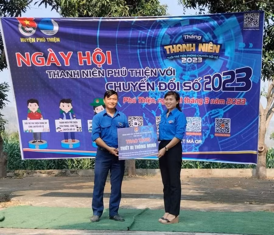 Đoàn xã Ayun Hạ phối hợp với Huyện Đoàn triển khai mô hình chuyển đổi số Thanh niên số hóa quảng bá du lịch Di tích lịch sử-văn hóa cấp quốc gia Plei Ơi. Ảnh: Vũ Chi