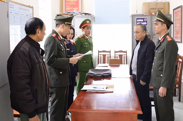 Bị can Nguyễn Thế Hùng (áo đen bìa phải). Ảnh: Công an Hưng Yên