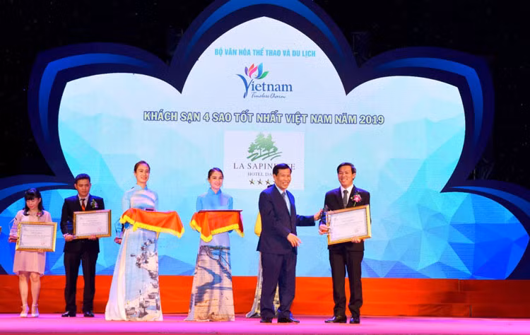 Bộ trưởng Bộ VHTT&amp;DL Nguyễn Ngọc Thiện trao chứng nhận cho Khách sạn La Sapinette Đà Lạt trong hạng mục "10 khách sạn 4 sao tốt nhất Việt Nam"