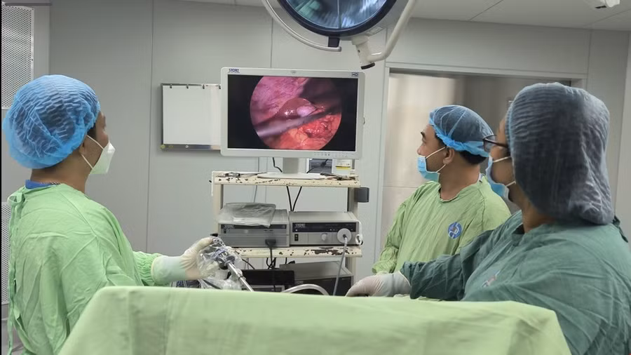 Các bác sỹ tại Bệnh viện Đa khoa tỉnh Bình Dương thực hiện ca phẫu thuật cho sản phụ mang thai ngoài tử cung hiếm gặp. (Ảnh: TTXVN phát)