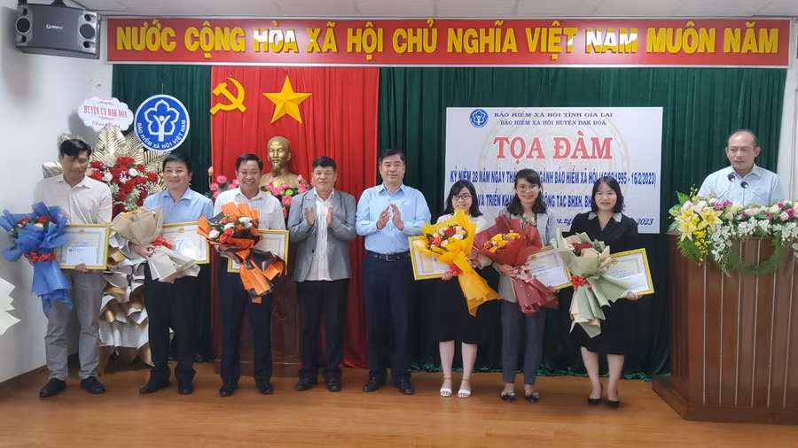 Trao giấy khen của Giám đốc BHXH tỉnh Gia Lai cho các tập thể và cá nhân có thành tích xuất sắc trong thực hiện công tác BHXH và BHYT năm 2022. Ảnh: Thanh Nhật