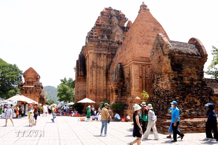 Du khách và người dân tham quan Tháp Bà Ponaga. (Ảnh: Đặng Tuấn/TTXVN)