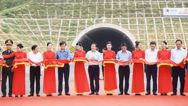Phó Thủ tướng Chính phủ Trần Hồng Hà cùng các đại biểu cắt băng khánh thành dự án thành phần Mai Sơn-Quốc lộ 45 tại điểm cầu hầm Thung Thi, xã Hà Lĩnh, huyện Hà Trung, tỉnh Thanh Hóa - Ảnh: VGP/Phan Trang