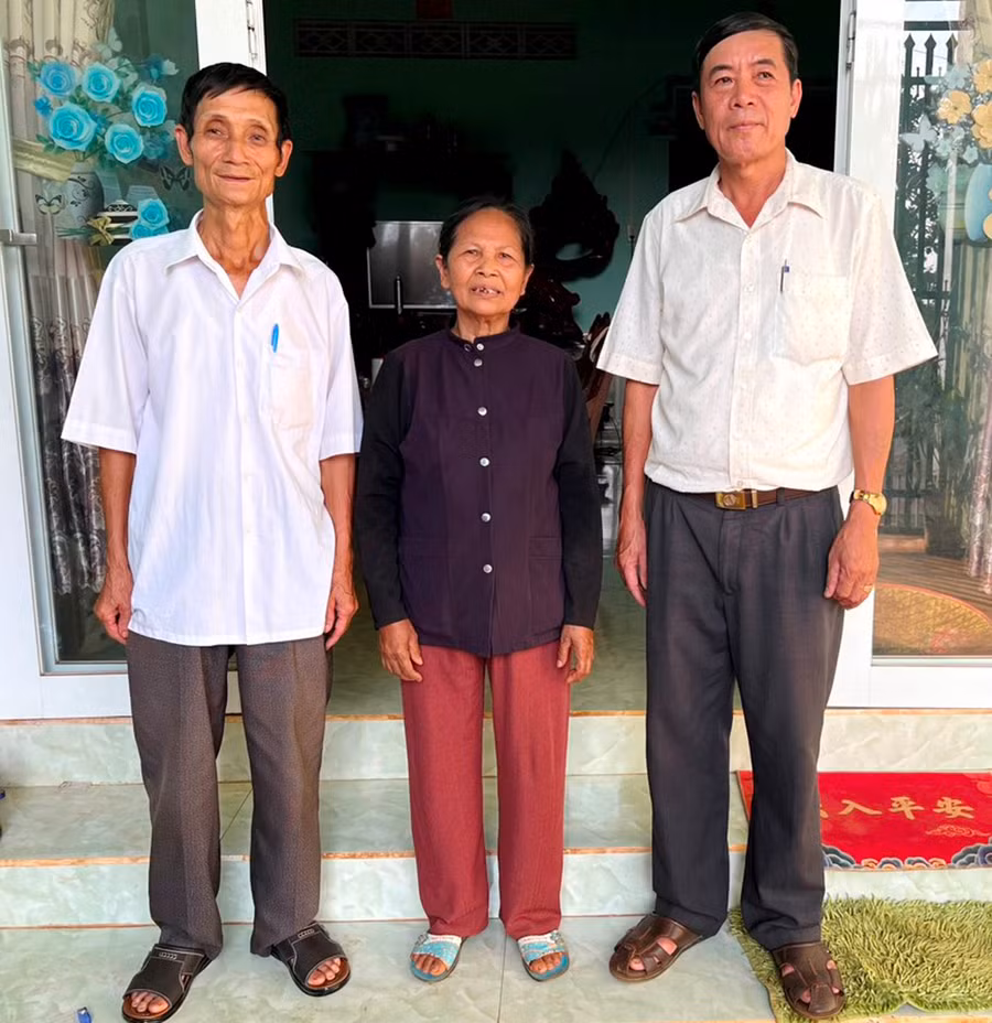 Ông Nguyễn Văn Long (bìa trái) cùng cán bộ thị trấn Chư Ty bên căn nhà của bà Nguyễn Thị Lân. Ảnh: Đinh Yến