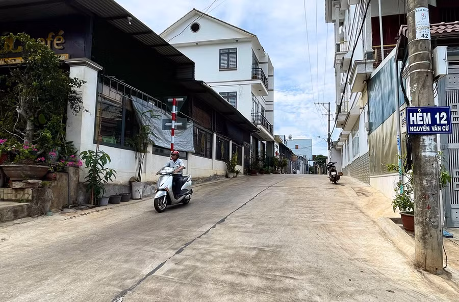 Người dân cho rằng Tổ trưởng tổ dân phố 4 và Ban giám sát hẻm 12 Nguyễn Văn Cừ (phường Diên Hồng, TP. Pleiku) chưa công khai, minh bạch đối với các khoản thu, chi làm đường, cống thoát nước. Ảnh: M.P