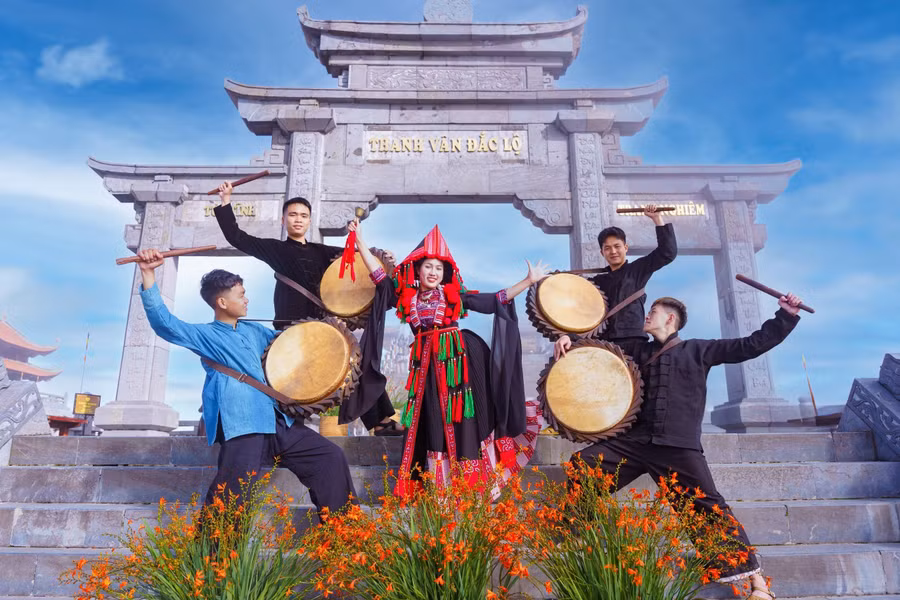 Các tiết mục văn nghệ Tây Bắc tạo nên không khí sôi động cho Fansipan