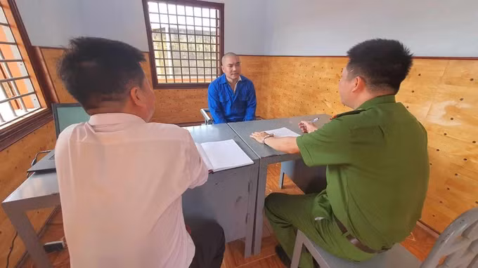 Cơ quan công an lấy lời khai của đối tượng Quyết.