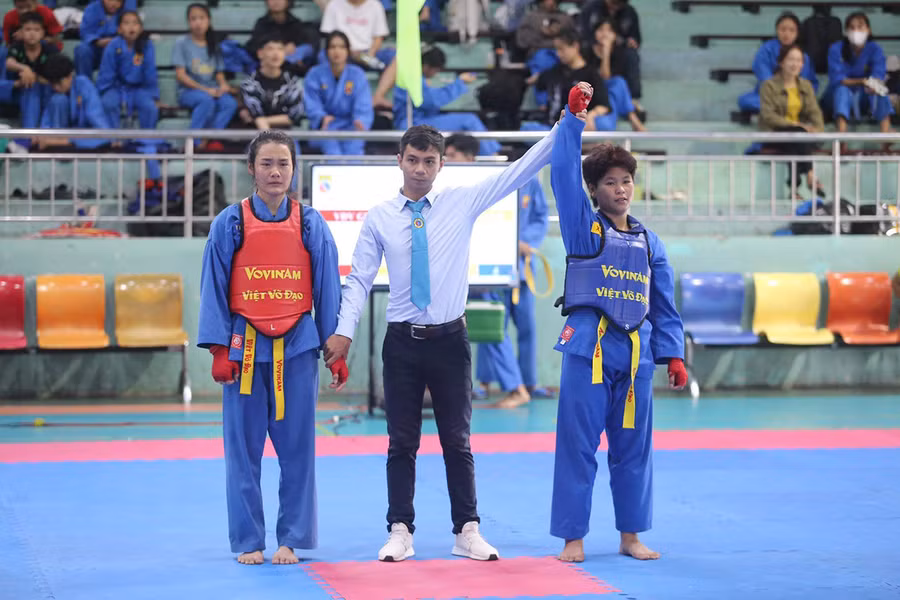 Ngô Thị Xuân Mai (bìa phải) là vận động viên tiêu biểu của huyện Chư Pưh. Ảnh Văn Ngọc