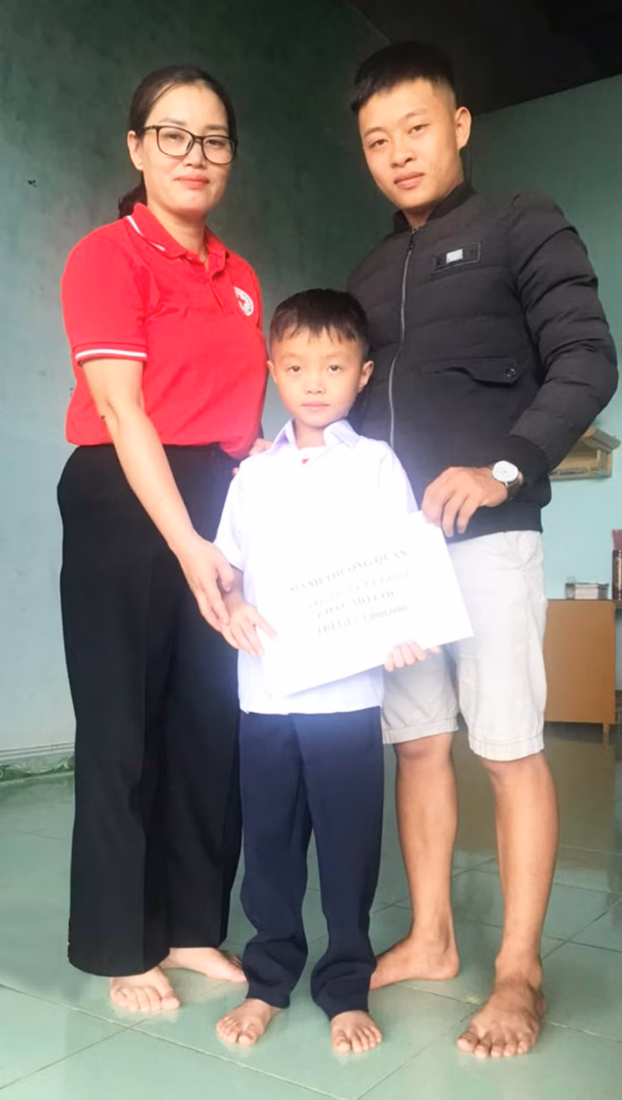 Chị Trần Thị Xuyến đến thăm, tặng quà cho gia đình em Phan Nhật Huy (thôn 5, phường Yên Thế, TP. Pleiku). Ảnh: N.H