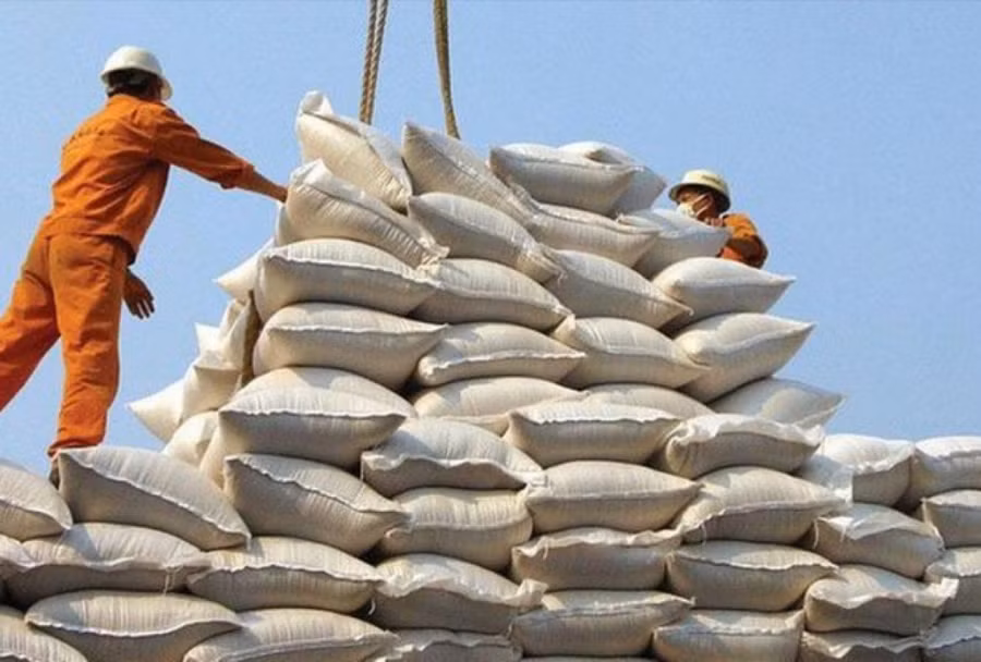 Thực hiện các biện pháp bình ổn giá, hỗ trợ người sản xuất lúa, xuất khẩu gạo và các thương nhân theo quy định của pháp luật. Ảnh tư liệu Thực hiện các biện pháp bình ổn giá, hỗ trợ người sản xuất lúa, xuất khẩu gạo và các thương nhân theo quy định của pháp luật. Ảnh tư liệu