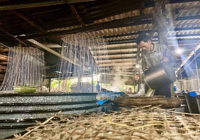 Đường nấu chín được thợ chế vào vại. Ảnh: HẢI PHONG
