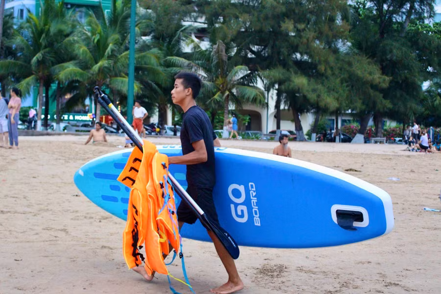 Khi thuê thuyền SUP người chơi sẽ được trang bị mái chèo, dây an toàn, áo phao. Giá cho thuê SUP ở Nha Trang hiện nay dao động ở mức 150.000 - 200.000đ/người/2 tiếng. Khi đến với trải nghiệm này, du khách sẽ được làm quen, hướng dẫn các kỹ năng chèo và luôn có đội cứu hộ quan sát để đảm bảo an toàn.