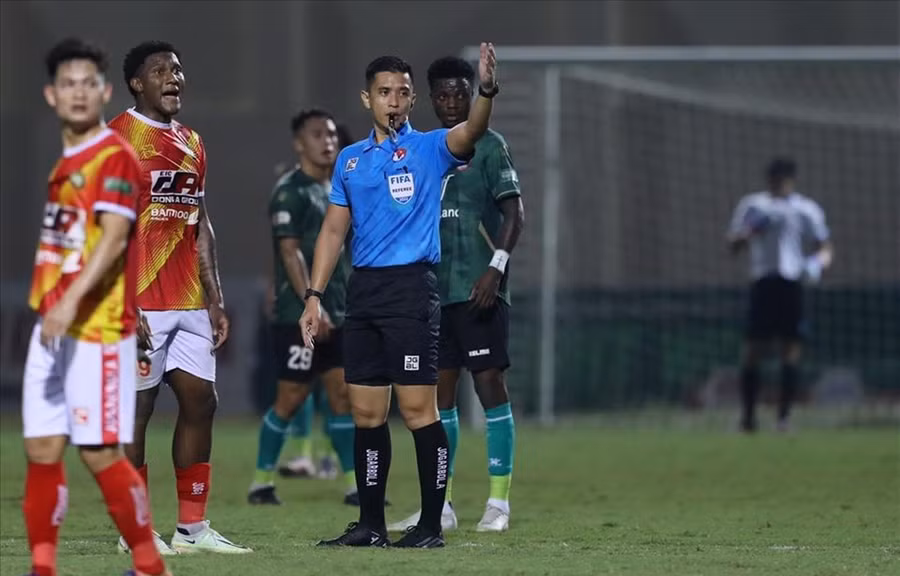 Trọng tài Malaysia, ông Tuan Mohd Yaasin Bin Harafiah được thuê bắt chính tại vòng 7 V-League 2023. (Ảnh: VPF)