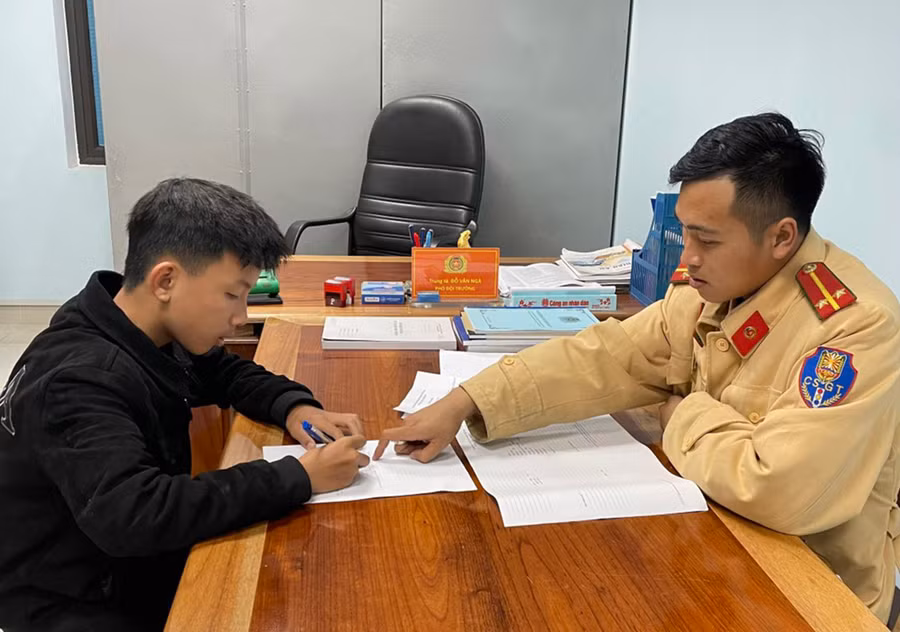 Công an thị xã An Khê xử lý trường hợp học sinh vi phạm Luật Giao thông đường bộ. Ảnh: R.H