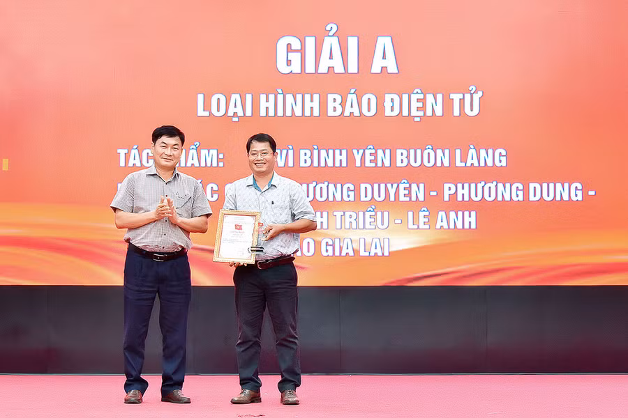 Tổng Biên tập Báo Gia Lai Huỳnh Kiên trao giải A loại hình báo điện tử cuộc thi "Báo chí với công tác xây dựng Đảng, xây dựng hệ thống chính trị tỉnh Gia Lai”. Ảnh: Đức Thụy Tổng Biên tập Báo Gia Lai Huỳnh Kiên trao giải A loại hình báo điện tử cuộc thi "Báo chí với công tác xây dựng Đảng, xây dựng hệ thống chính trị tỉnh Gia Lai”. Ảnh: Đức Thụy
