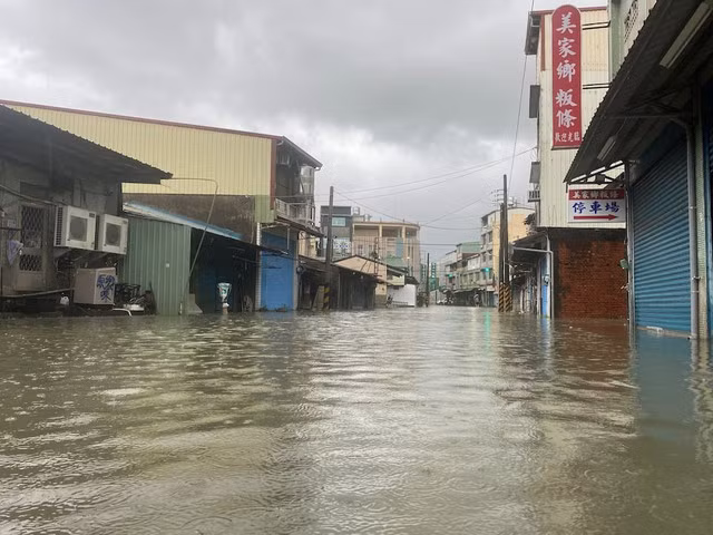 Mực nước dâng cao do mưa lớn ở quận Meinong, Cao Hùng, Đài Loan (Trung Quốc) hôm 25-7. Ảnh: Reuters Mực nước dâng cao do mưa lớn ở quận Meinong, Cao Hùng, Đài Loan (Trung Quốc) hôm 25-7. Ảnh: Reuters