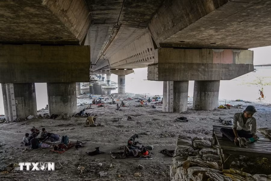 Người vô gia cư tránh nắng dưới cầu vượt bên bờ sông Yamuna ở New Delhi, Ấn Độ, ngày 31/5. (Ảnh: AFP/TTXVN)