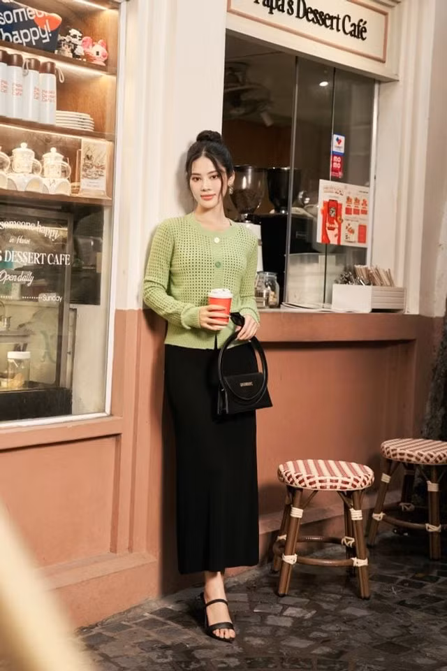 Bạn có thể kết hợp áo thun trắng với chiếc quần ống rộng đen hoặc thử một chiếc áo cardigan xanh mint kết hợp với chân váy đen để có một set đồ hoàn hảo cho những ngày hè nóng bức.