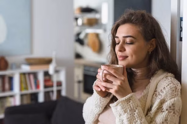 Hãy đợi 1 tiếng sau khi thức dậy, tốt nhất là vào 9 giờ 30 phút hãy thưởng thức cữ cà phê sáng. Ảnh: Shutterstock