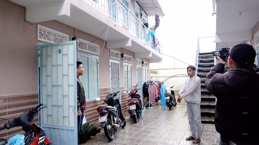 Nguyễn Phước Lộc (đang chỉ tay) dựng lại hiện trường vụ trộm xe máy trên đường Võ Trường Toản, TP Đà Lạt.