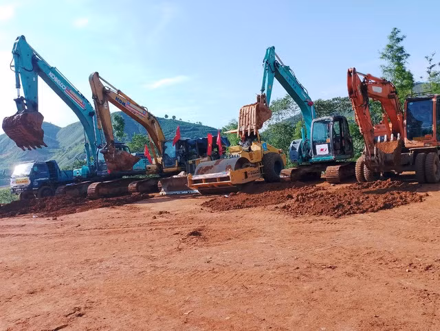 Máy móc đã được huy động và chính thức Khởi công xây dựng, tái thiết khu dân cư Làng Nủ. Ảnh: Hoàng Kiểm