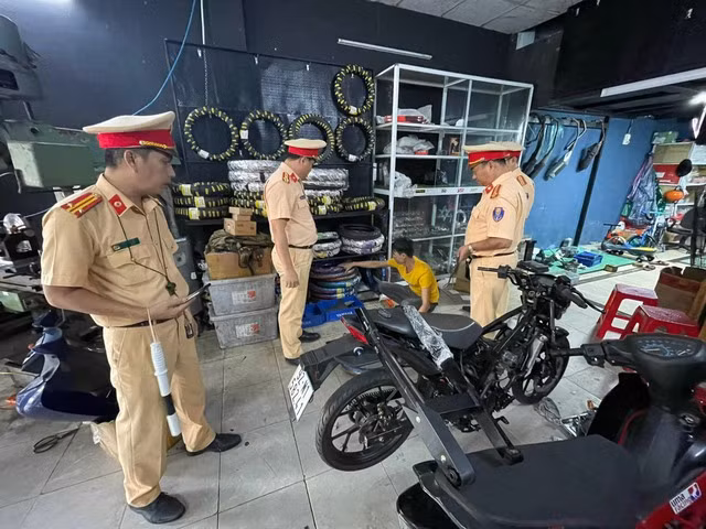 Một chiếc xe đang được độ chế. Ảnh: NGUYỄN TÚ