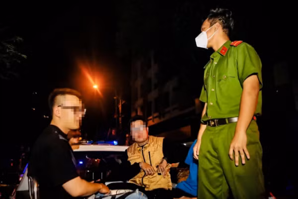 Công an TP Hồ Chí Minh kiểm tra quán bar trên địa bàn quận 1 phát hiện nhiều người sử dụng “bóng cười”.