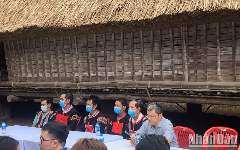 Trong số thợ sửa nhà, có những người còn rất trẻ.