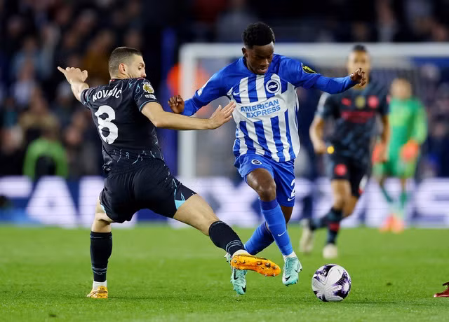 Simon Adingra tranh chấp quyết liệt với Mateo Kovacic