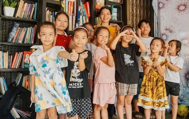 Lớp học của chị Huệ luôn đầy ắp tiếng cười. ẢNH: BÁ CƯỜNG
