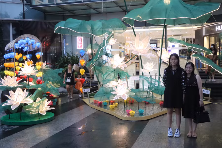 Trung thu là tết thiếu nhi, vì sao người lớn lại đi chơi nhiều? - Ảnh 9. Một số trung tâm thương mại trang trí trung thu rực rỡ. Ảnh: PHÚC KHA