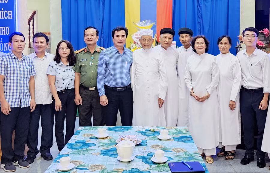 Lãnh đạo UBND TP. Pleiku thăm họ đạo Cao đài Trung hội (phường Hội Phú) vào dịp lễ trọng. Ảnh: Thanh Nhật