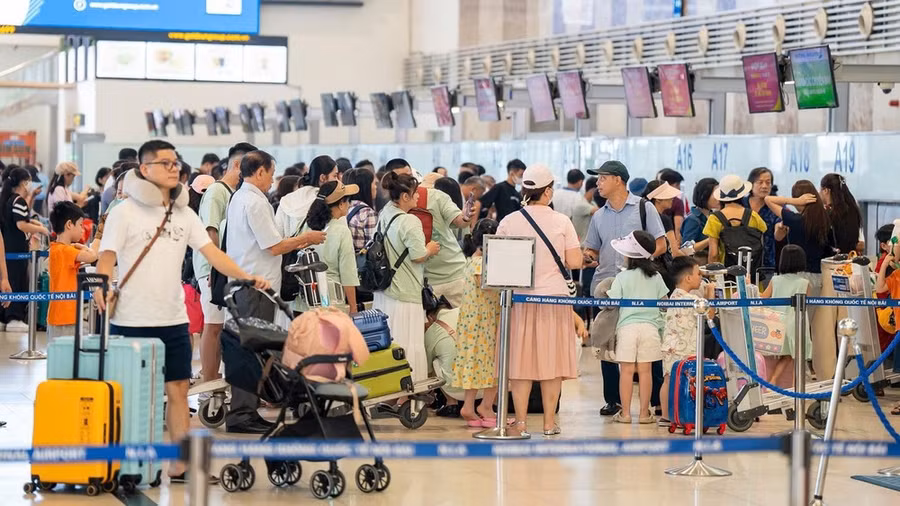 Ngày đầu và cuối của kỳ nghỉ lễ Quốc khánh năm nay, dự kiến lượng khách đi máy bay sẽ cao hơn ngày thường. (Ảnh: PV/Vietnam+) Ngày đầu và cuối của kỳ nghỉ lễ Quốc khánh năm nay, dự kiến lượng khách đi máy bay sẽ cao hơn ngày thường. (Ảnh: PV/Vietnam+)