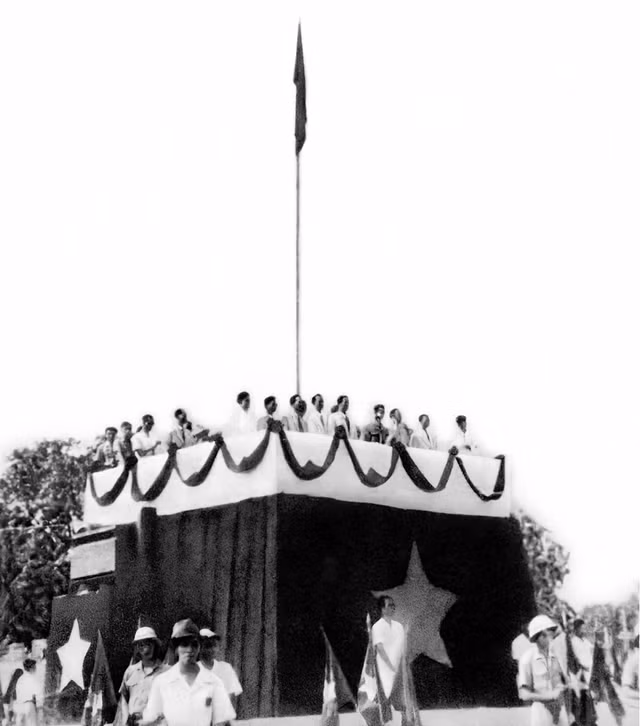 Ngày Quốc khánh trong tâm thức và khát vọng của người Việt Nam - Ảnh 2. Ngày 2.9.1945, Chủ tịch Hồ Chí Minh đọc Tuyên ngôn Độc lập tại quảng trường Ba Đình.