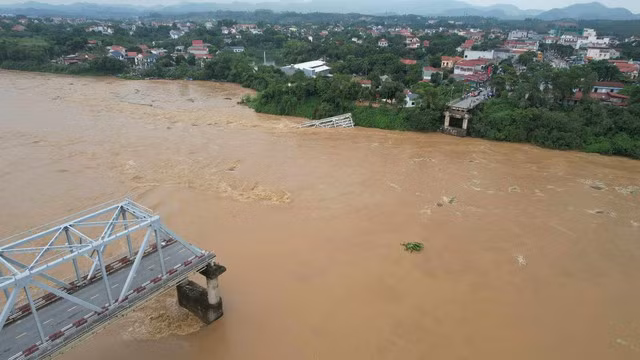 Khoảng 50 m cầu bị sập hoàn toàn. Khoảng 50 m cầu bị sập hoàn toàn.