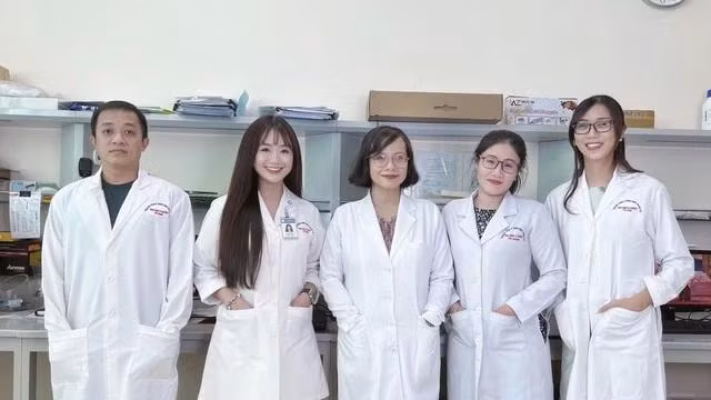 Chị Tú cùng với nhóm nghiên cứu dị ứng miễn dịch lâm sàng tại Trung tâm y sinh học phân tử, Trường ĐH Y Dược TP.HCM. Ảnh: NVCC