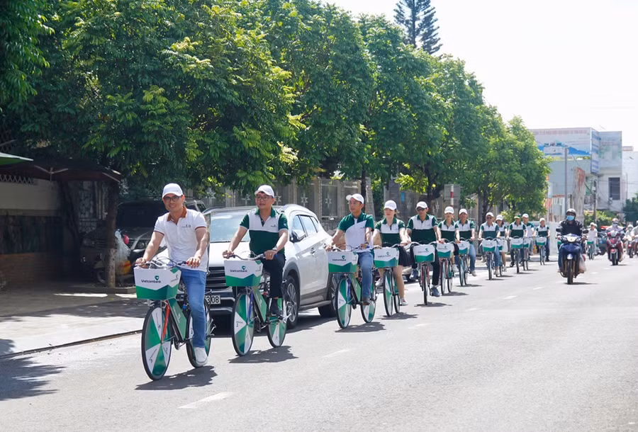 Roadshow xe đạp là một trong chuỗi hoạt động gắn với hình ảnh ngân hàng xanh vì lợi ích cộng đồng. Ảnh: VCB