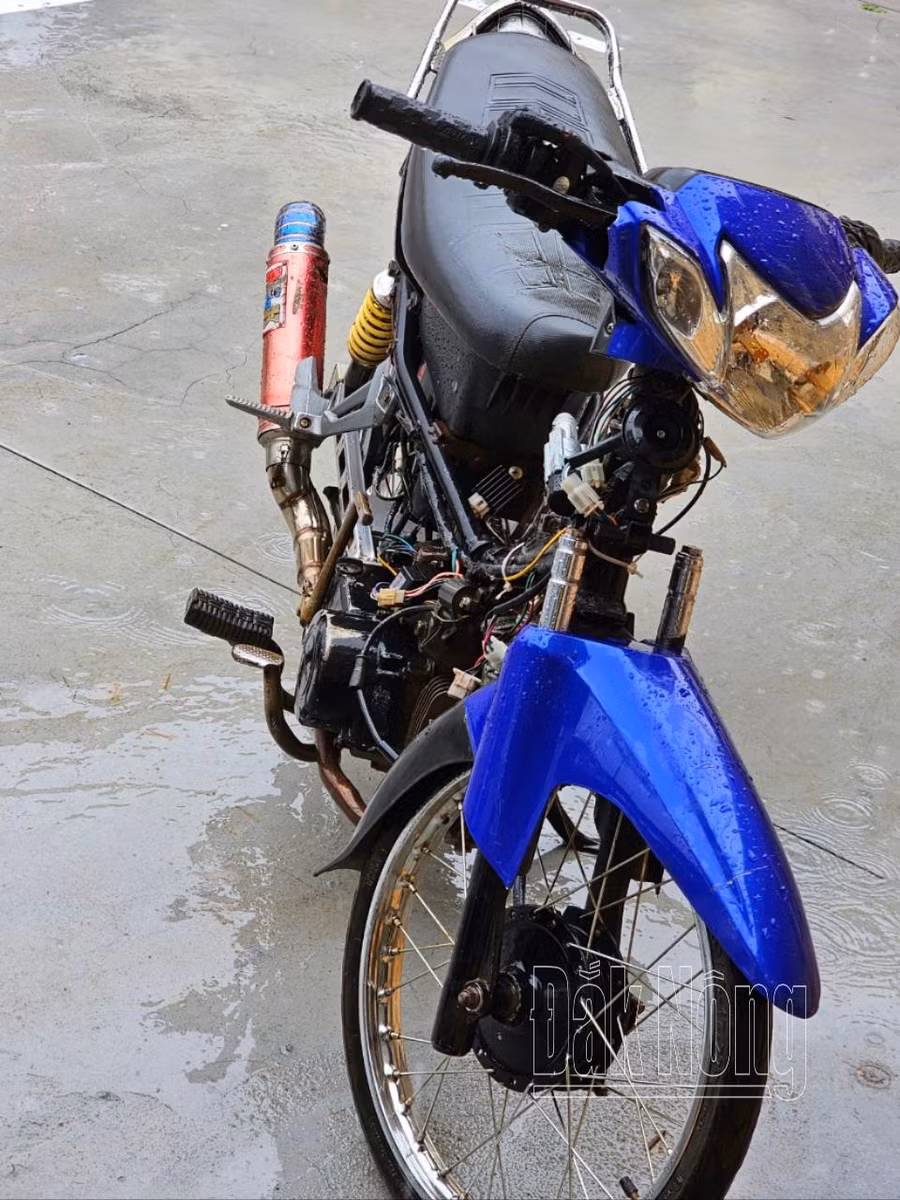 Một xe máy độ chế nhiều bộ phận của một học sinh ở TP. Gia Nghĩa bị CSGT thu giữ. Một xe máy độ chế nhiều bộ phận của một học sinh ở TP. Gia Nghĩa bị CSGT thu giữ.