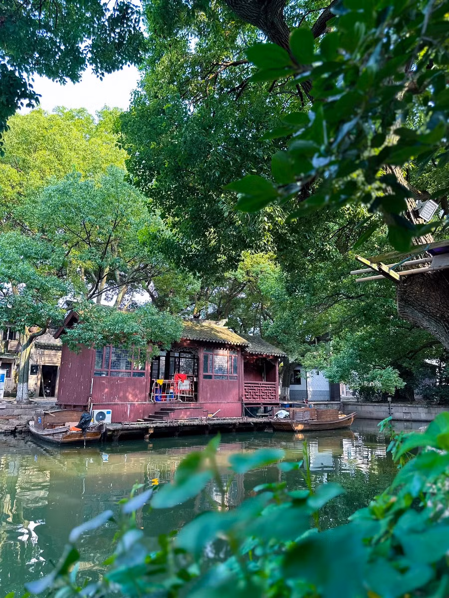 Nữ du học sinh chia sẻ thêm từng qua một số thành phố như Trường Sa (Hồ Nam), Vũ Hán (Hồ Bắc), Vũ Công Sơn (Giang Tây), Hàng Châu (Chiết Giang), Thượng Hải... "Nhưng có lẽ Tô Châu là thành phố đầu tiên mà tôi không nỡ rời đi. Ở nơi đây, tôi như được trở lại tuổi thơ và những ngày mơ mộng với phim ảnh Trung Quốc". Phạm Thảo chỉ ở Tô Châu 3 ngày, khởi hành từ Trường Sa tới Hàng Châu, Thượng Hải, Tô Châu. Cô chủ yếu di chuyển bằng tàu điện ngầm và xe buýt ở Tô Châu.