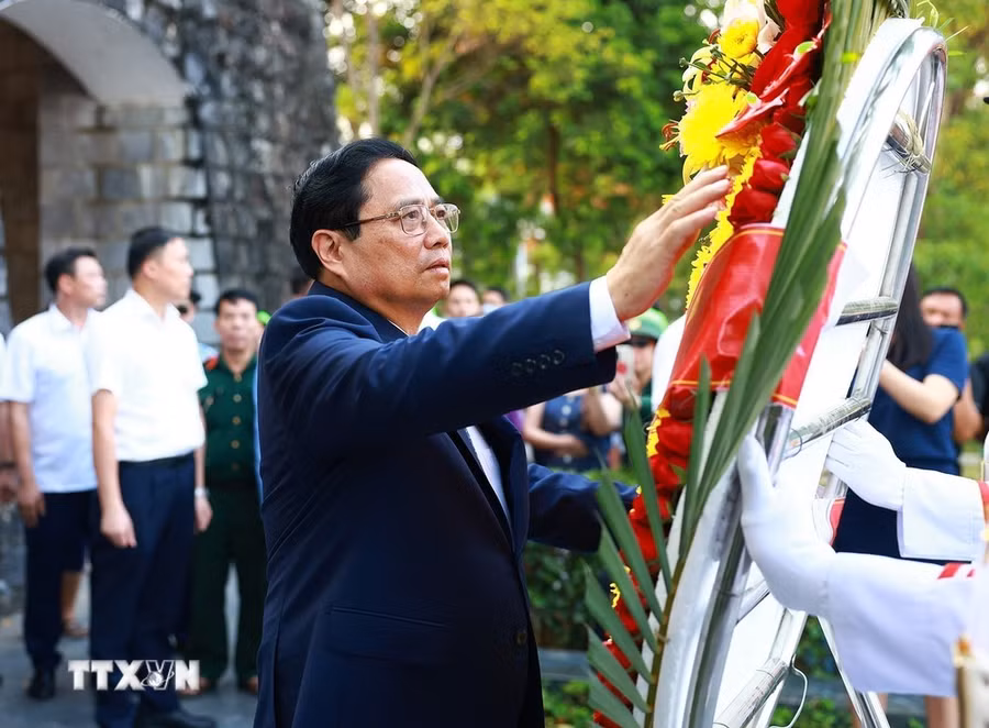 Thủ tướng Phạm Minh Chính dâng hương, dâng hoa tại Nghĩa trang Liệt sỹ Quốc gia A1. (Ảnh: Dương Giang/TTXVN) Thủ tướng Phạm Minh Chính dâng hương, dâng hoa tại Nghĩa trang Liệt sỹ Quốc gia A1. (Ảnh: Dương Giang/TTXVN)
