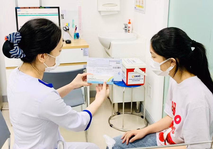 Nhân viên Trung tâm tiêm chủng VNVC Pleiku tư vấn cho khách hàng trước khi tiêm vắc xin HPV. Ảnh: Như Nguyện