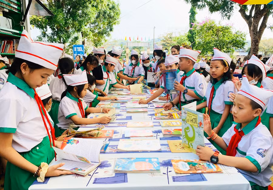Học sinh Trường Tiểu học Trưng Vương (xã Bình Giáo) háo hức tham gia Ngày hội đọc sách. Ảnh: N.H