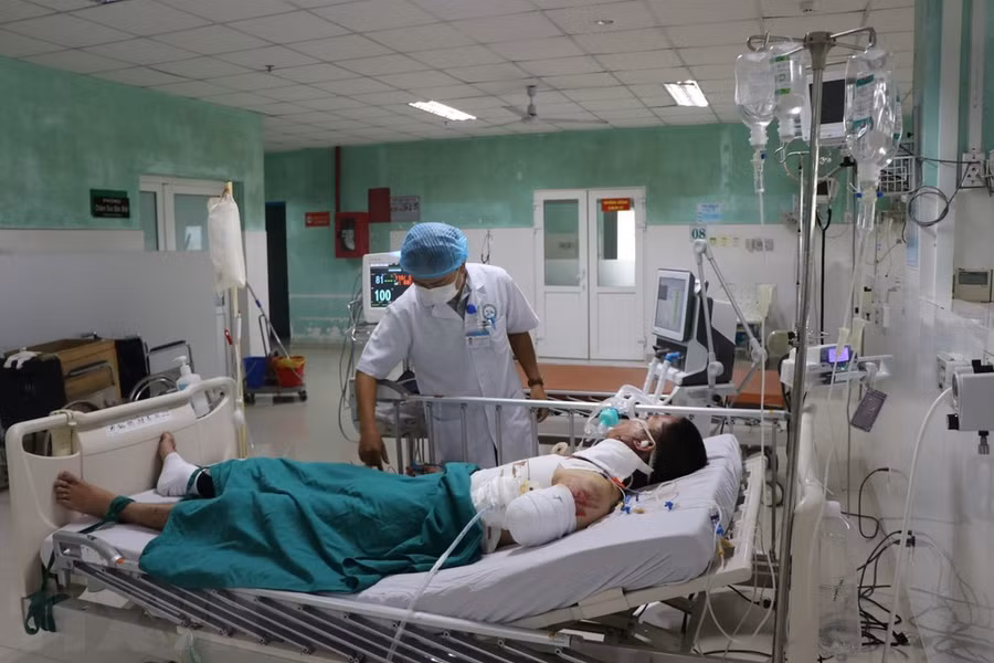 Điều trị cho bệnh nhân tai nạn giao thông. (Ảnh: Cao Nguyên/TTXVN)