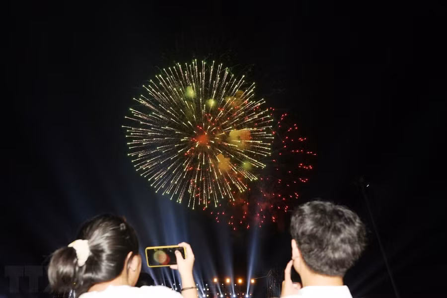 Người dân xem bắn pháo hoa nghệ thuật tại lễ khai mạc Hội Xuân núi Bà Đen năm 2024. (Ảnh: Minh Phú/TTXVN)
