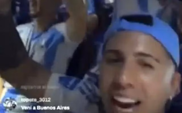 Enzo hát bài hát có nội dung phân biệt chủng tộc khi ăn mừng cùng Argentina.