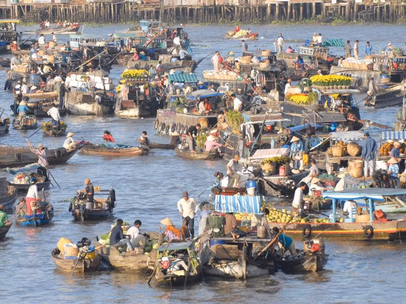 Chợ nổi Ngã Năm - một địa chỉ du lịch sông nước đặc sắc của thị xã Ngã Năm.