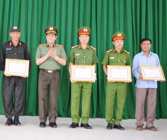 Khen thưởng các cá nhân, tập thể bắt giữ 3 đối tượng khủng bố cuối cùng